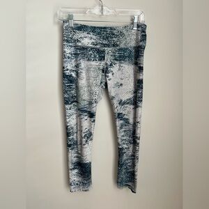 Fabletics Define PowerHold  Mid-Rise Capri S